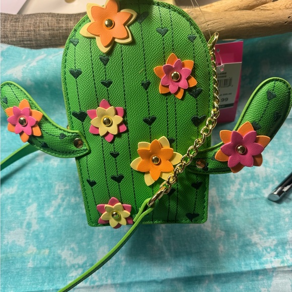 487-ATTT Betsey Johnson Cactus Heart Trim /3D Stud Flower/ Arms Move Crossbody - Picture 14 of 15
